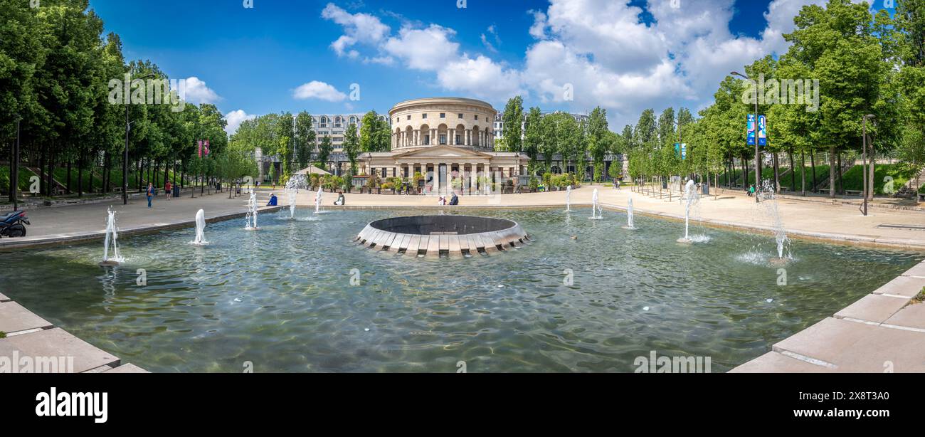 Paris, France - 05 25 2024 : canal de l'Ourcq. Vue sur la rotonde de Stalingrad et la fontaine de Stalingrad depuis la place de bataille de Stalingrad Banque D'Images