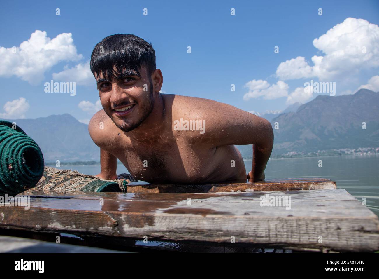 27 mai 2024, Srinagar, Jammu-et-Cachemire, Inde : un jeune garçon sort de la rivière après s'être baigné dans le lac Dal pour chercher le soulagement de la chaleur brûlante lors d'une chaude journée d'été à Srinagar. L'IMD a émis une « alerte rouge » pour une vague de chaleur dans le nord de l'Inde lundi, tandis qu'une « alerte jaune » a été émise pour des conditions de vague de chaleur dans le Jammu-et-Cachemire, Ladakh, Gilgit-Baltistan, Muzaffarabad, Maharashtra, Himachal Pradesh, Uttarakhand, et l'est de l'Uttar Pradesh. (Crédit image : © Adil Abass/ZUMA Press Wire) USAGE ÉDITORIAL SEULEMENT! Non destiné à UN USAGE commercial ! Banque D'Images