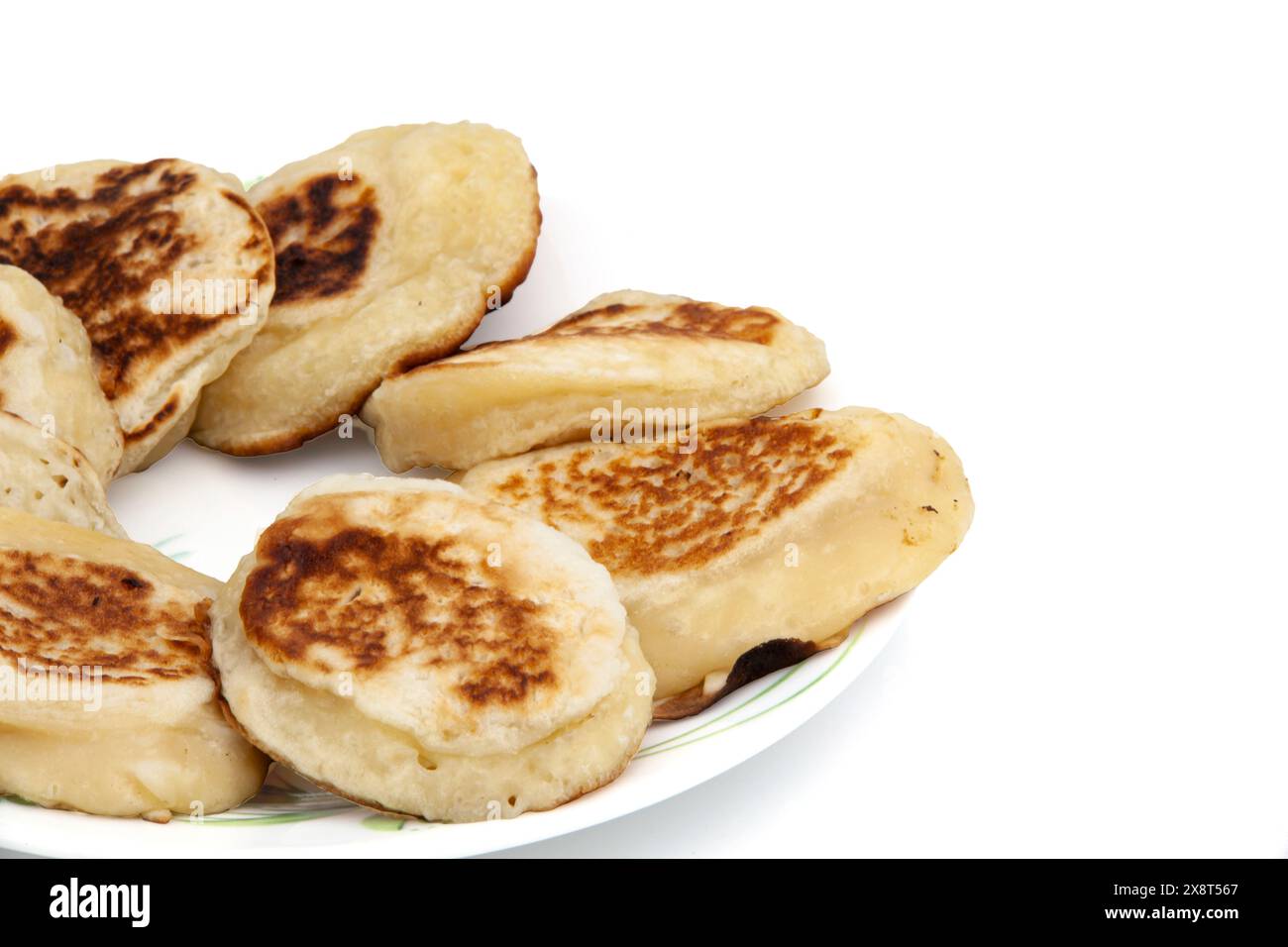 Délicieux petit déjeuner campagnard, crêpes frites dans une assiette avec une fourchette sur fond blanc. Banque D'Images