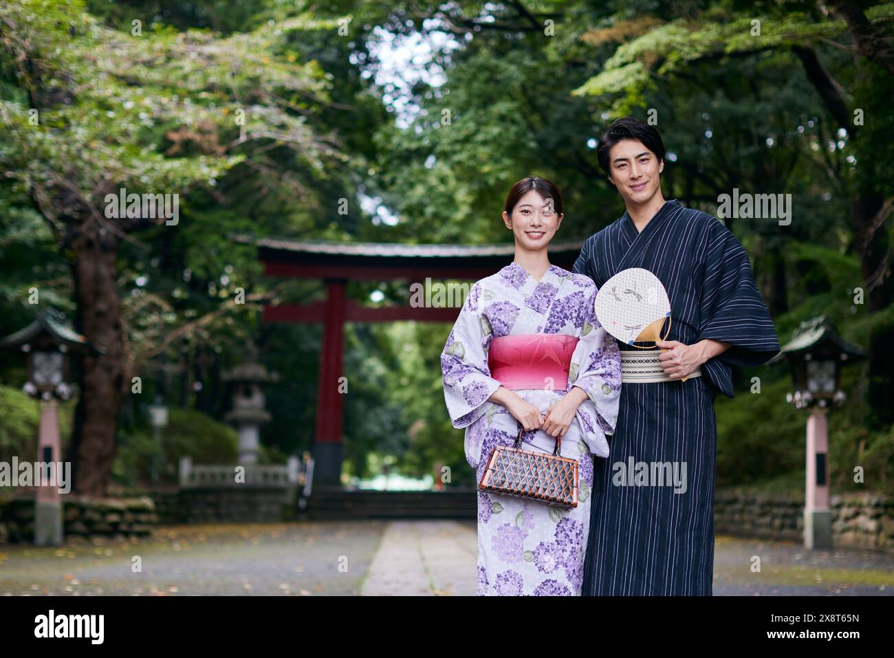Couple japonais portant des yukata visitant la zone traditionnelle Banque D'Images