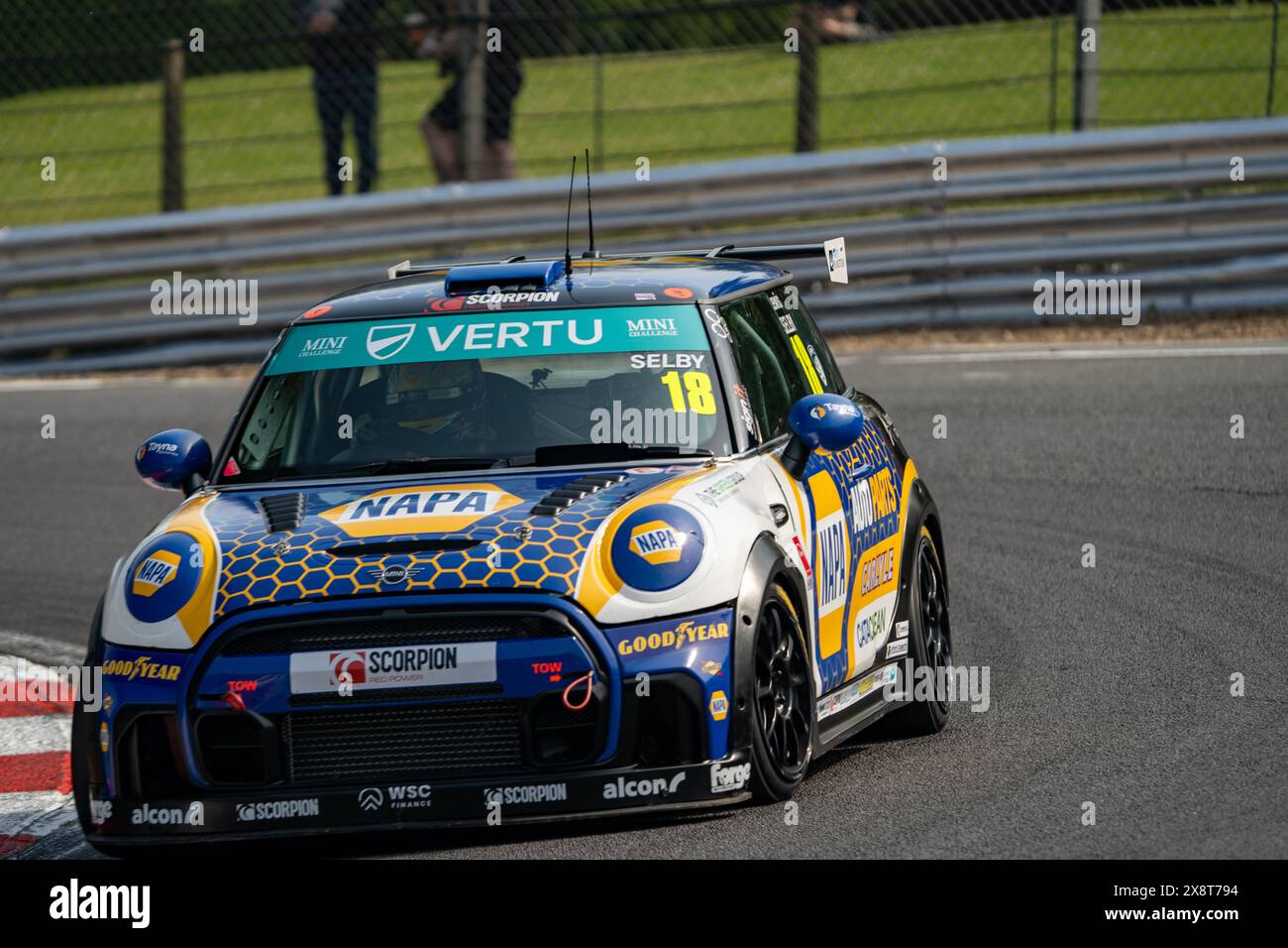 Sevenoaks, Kent - 11 mai 2024 : marques vertu Motors Mini Challenge Hatch Indy Lewis Selby Banque D'Images