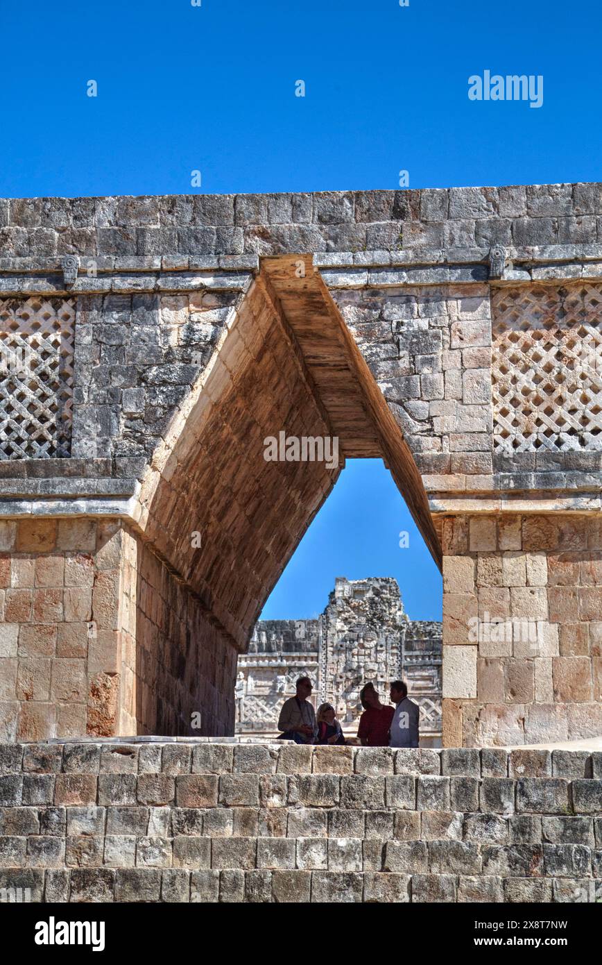 Passage en encorbellement, nonnes Quadrangle, Uxmal, Yucatan, Mexique Banque D'Images