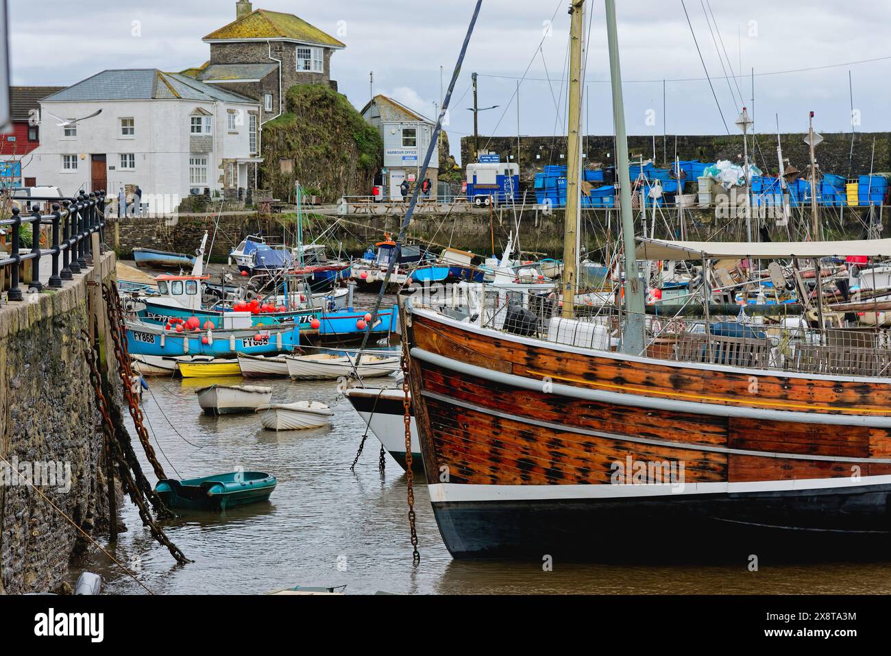 Port intérieur de Mevagissey et village Cornwall Angleterre Banque D'Images