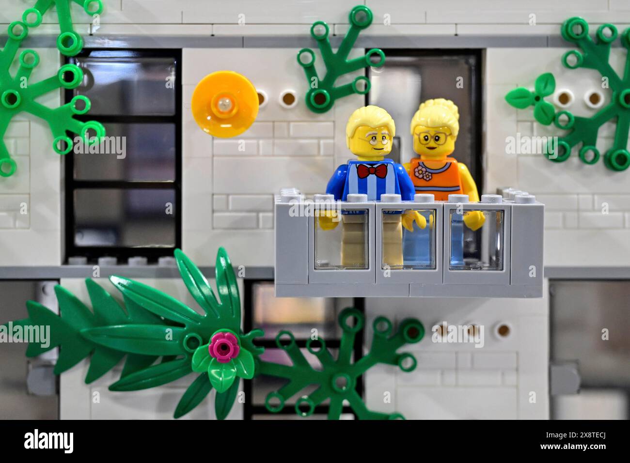 Bloc d'appartements LEGO avec balcons Banque D'Images