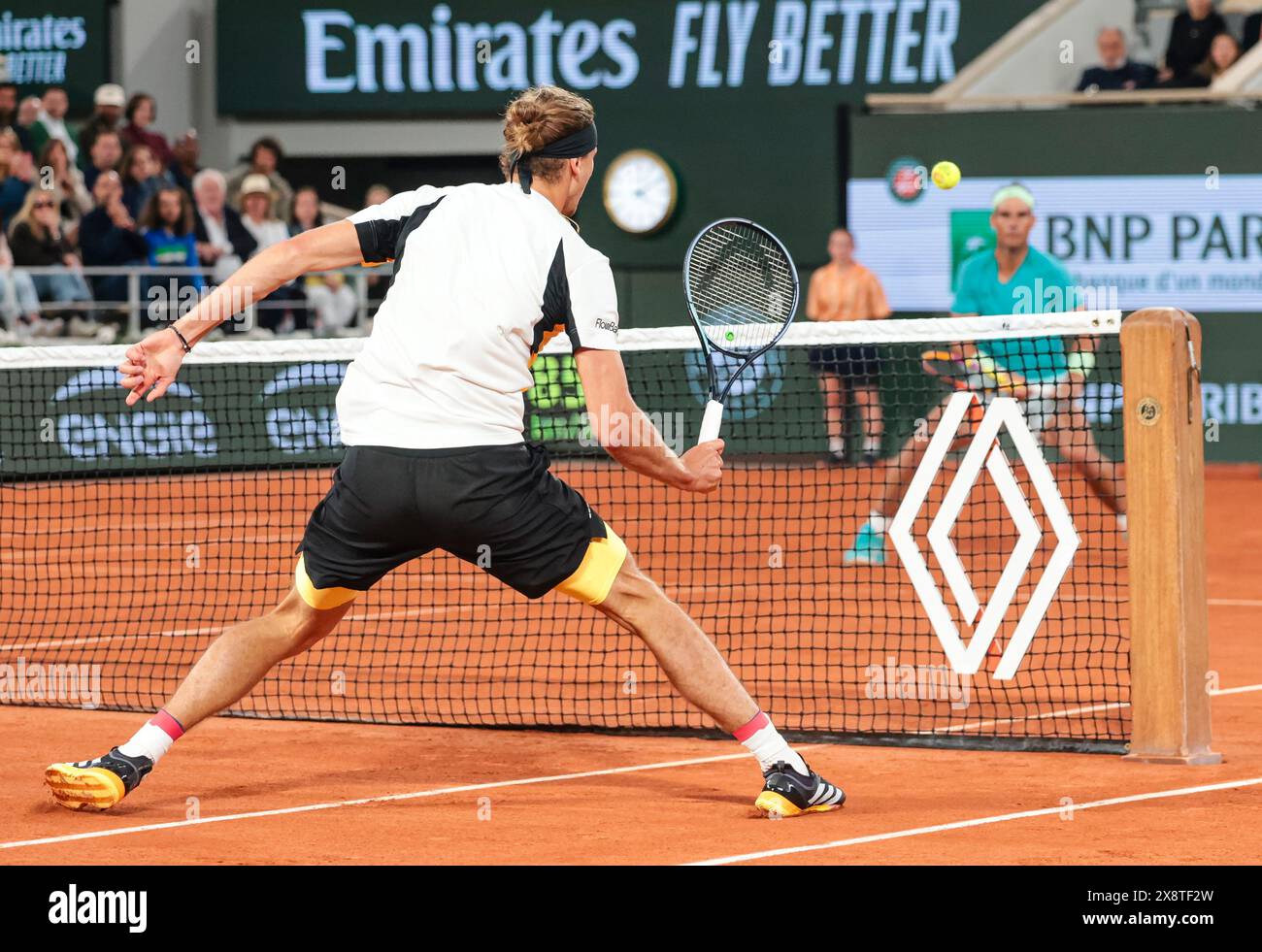 Paris, France. 27 mai 2024. Tennis : Grand Chelem/ATP Tour - Open de France, simple masculin, 1er tour. Zverev (Hambourg) − Nadal (Espagne). Alexander Zverev (g) et Rafael Nadal en action. Crédit : Frank Molter/dpa/Alamy Live News Banque D'Images