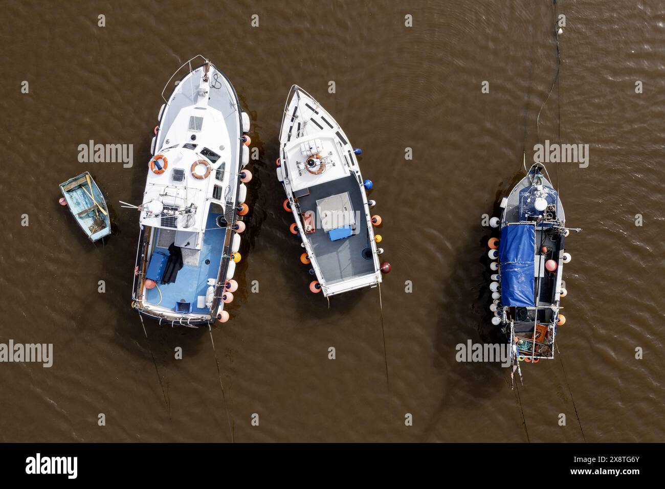 trois bateaux de pêche à l'ancre dans le port de staithes dans le nord du yorkshire Banque D'Images