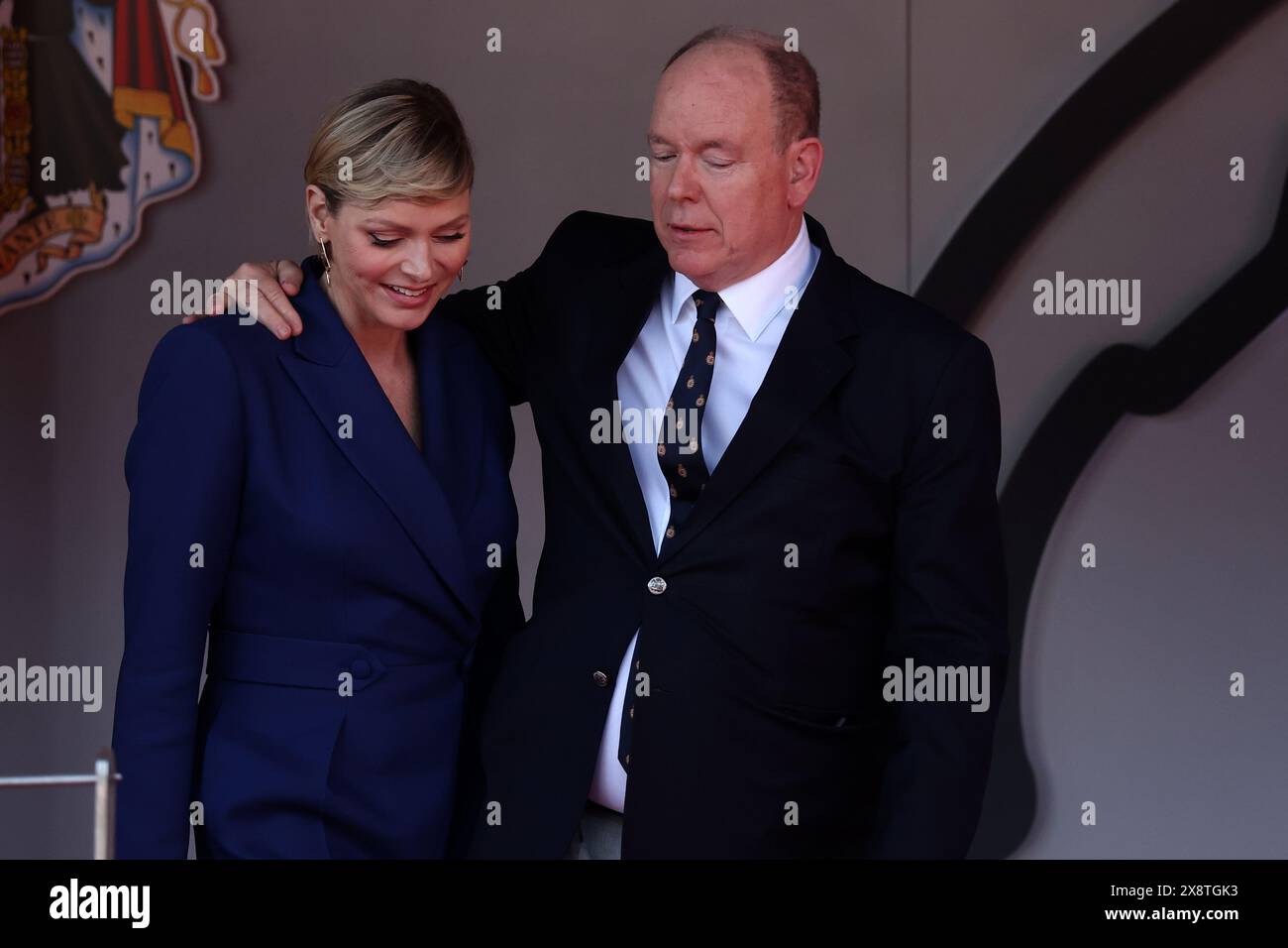 S.A.S. le Prince Albert II de Monaco (R) embrasse la Princesse S.A.S. Charlene Lynette Grimaldi (G) sur le podium après le Grand Prix de F1 de Monaco sur le circuit de Monaco le 26 mai 2024 à Monte-Carlo, Monaco. Banque D'Images