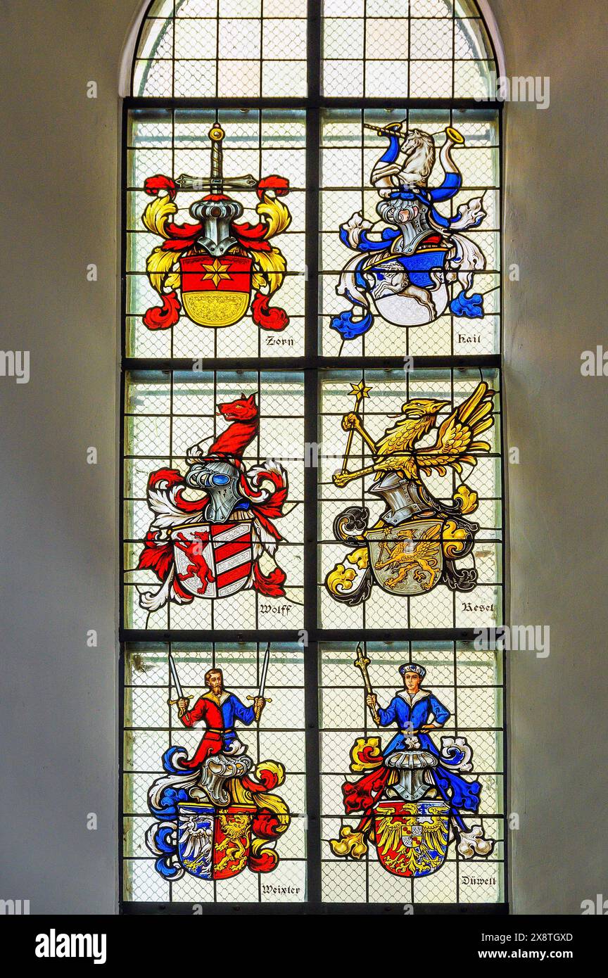 Vitrail coloré avec armoiries familiales, selon Mang Church, Kempten, Allgaeu, Bavaria, Allemagne Banque D'Images