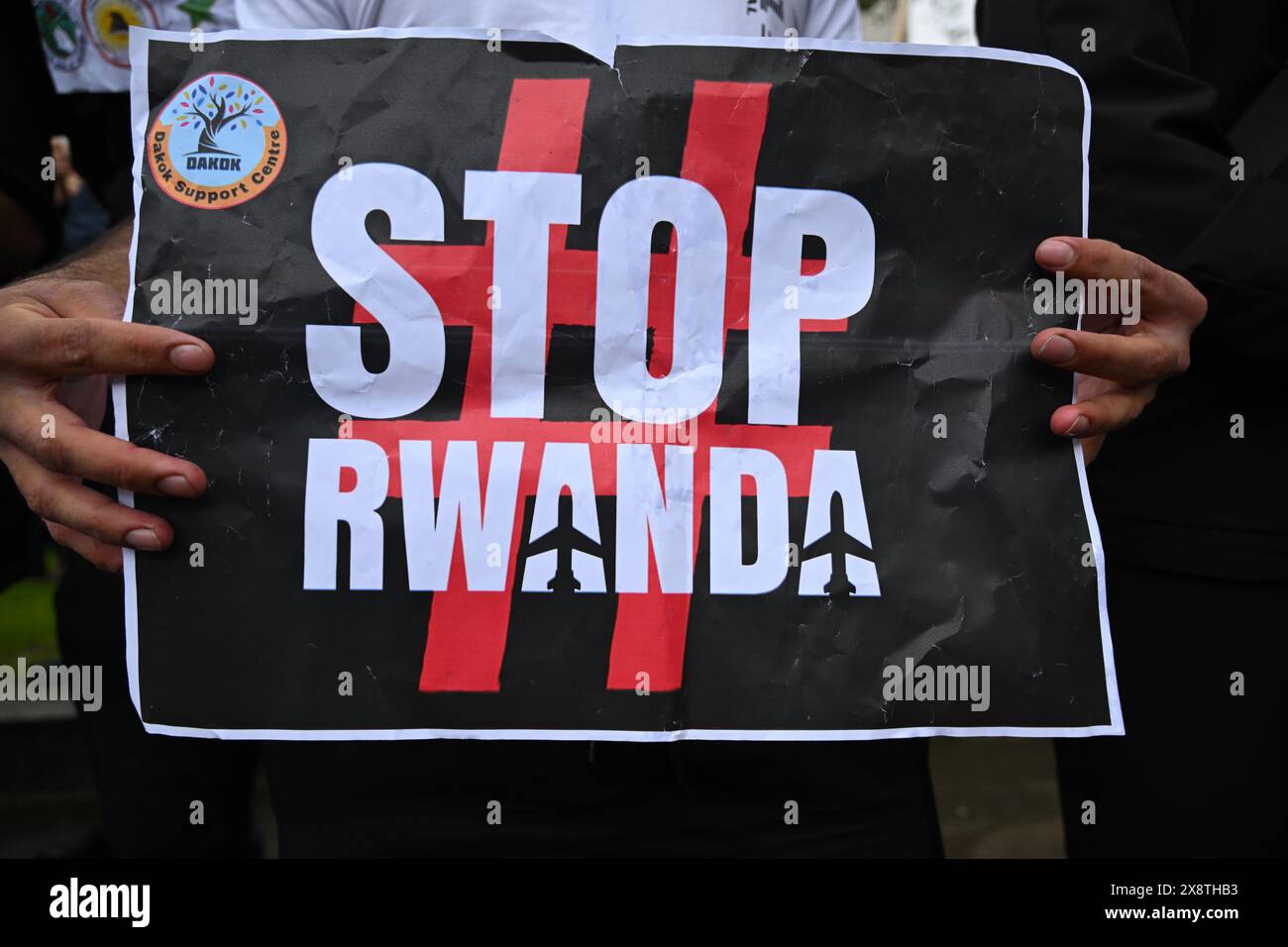 Londres, Angleterre, Royaume-Uni. 27 mai 2024. Un manifestant tient une pancarte « Stop Rwanda » pendant la manifestation organisée par le Centre de soutien Dakok et la Fédération internationale des réfugiés irakiens. Crédit : ZUMA Press, Inc/Alamy Live News Banque D'Images