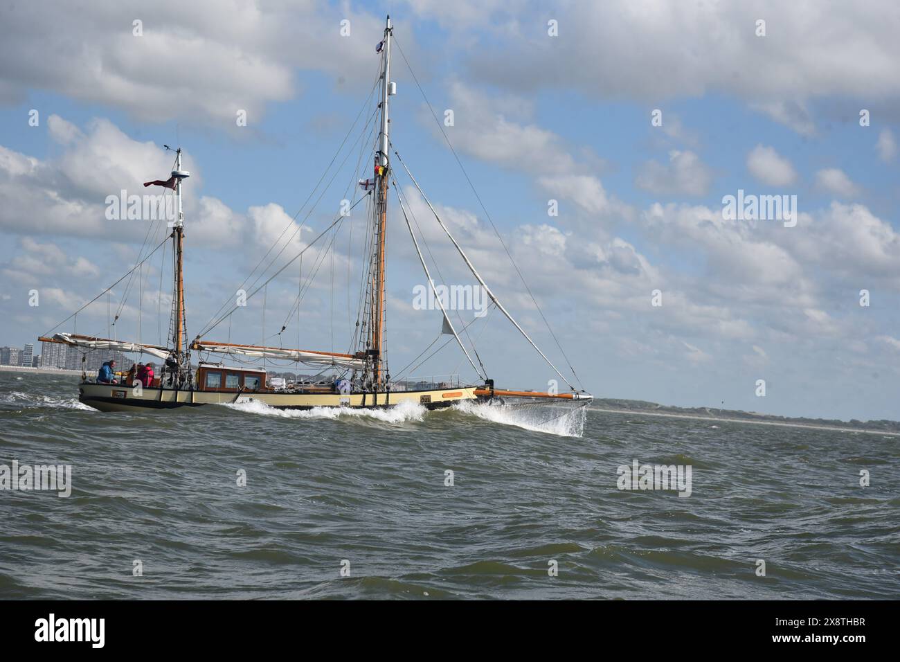 Notre Lizzie Dunkirk Little Ship quittant Ostende et allant passer les plages et la mole à Dunkerque 84 ans plus tard. Banque D'Images