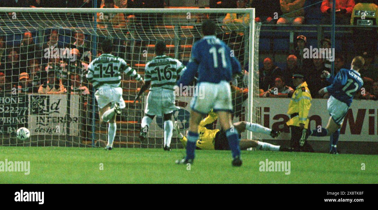 ST JOHNSTONE V CELTIC, 24/10/99. Nathan Lowndes de St Johnstone, à droite, passe la balle devant le gardien celtique Jonathan Gould pour marquer au début de la première mi-temps. Banque D'Images