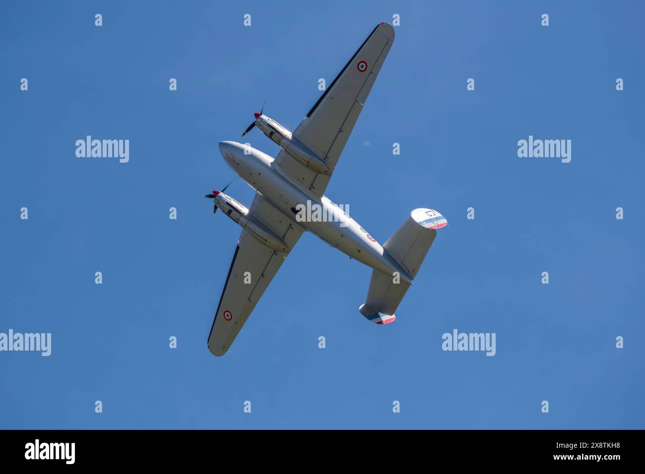 Salon aéronautique GAP Tallard, France, 26 mai 2024. Soldat Dassault MD.312 Flamant faire des cascades dans le ciel Banque D'Images