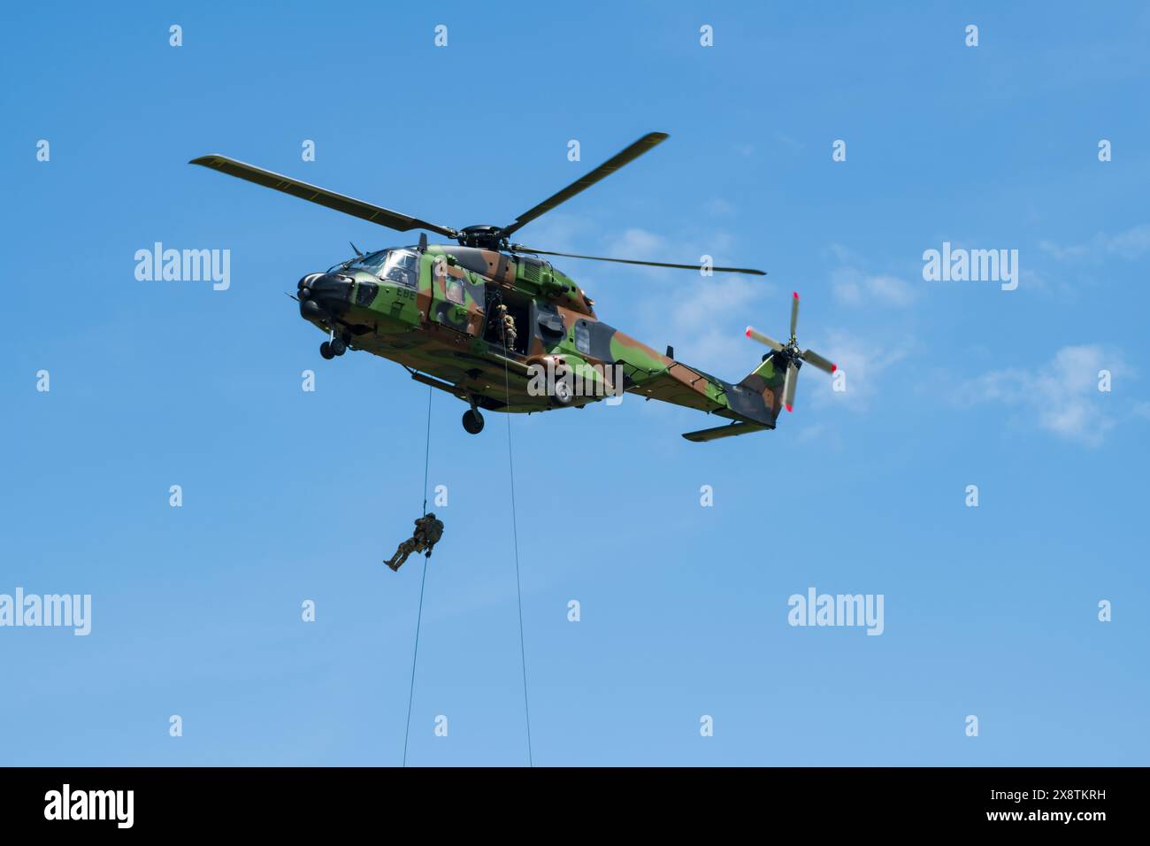Salon aéronautique GAP Tallard, France, 26 mai 2024. Hélicoptère de l'armée française NH90 Caïman ALAT démontrant un largage de troupes dans le ciel Banque D'Images