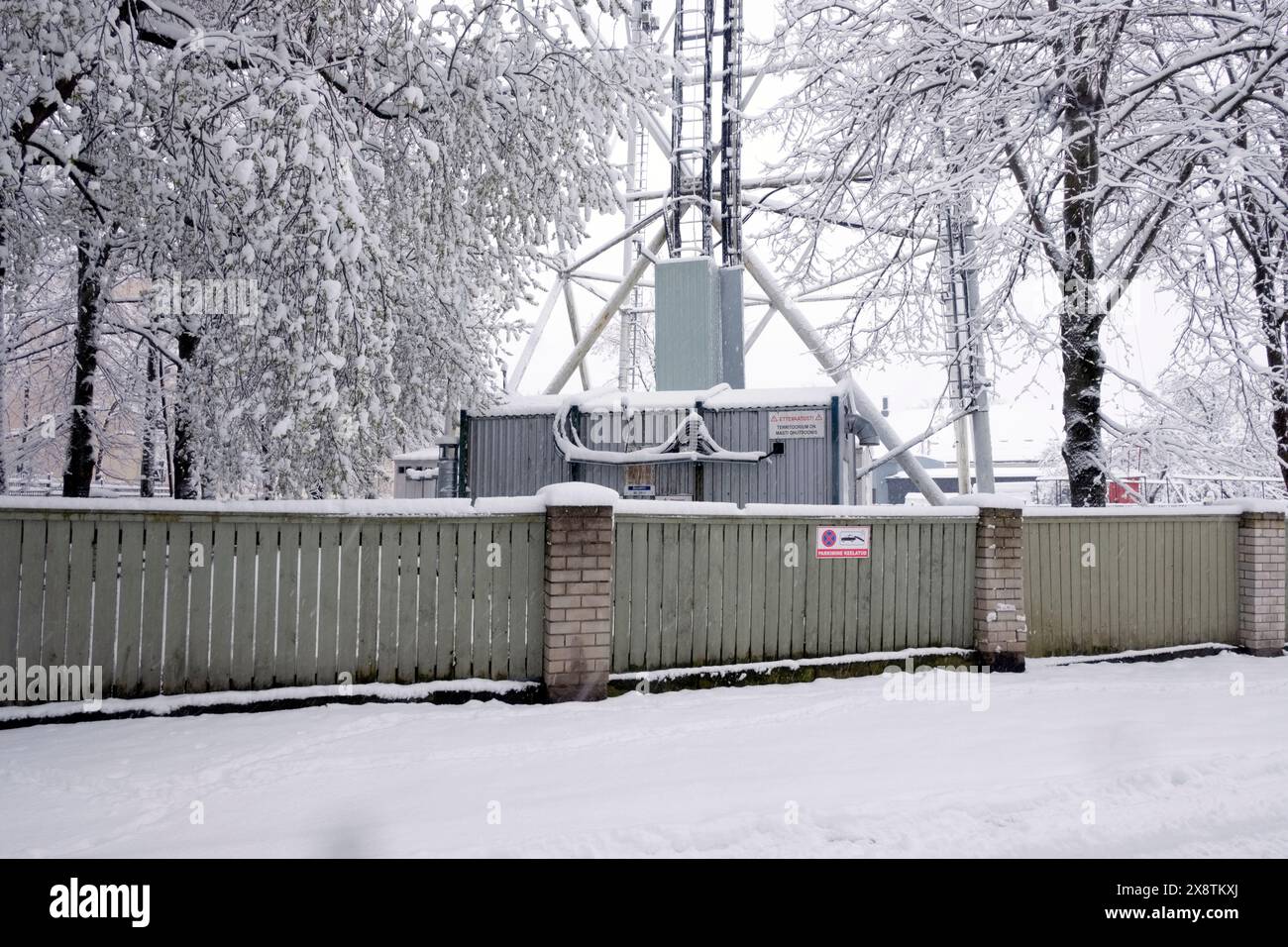 Base de l'ancien mât de brouillage soviétique (maintenant un mât de téléphone portable) dans la neige de printemps, Uus Maailm (Nouveau monde), un sous-district de Kesklinn (centre-ville), Ta Banque D'Images