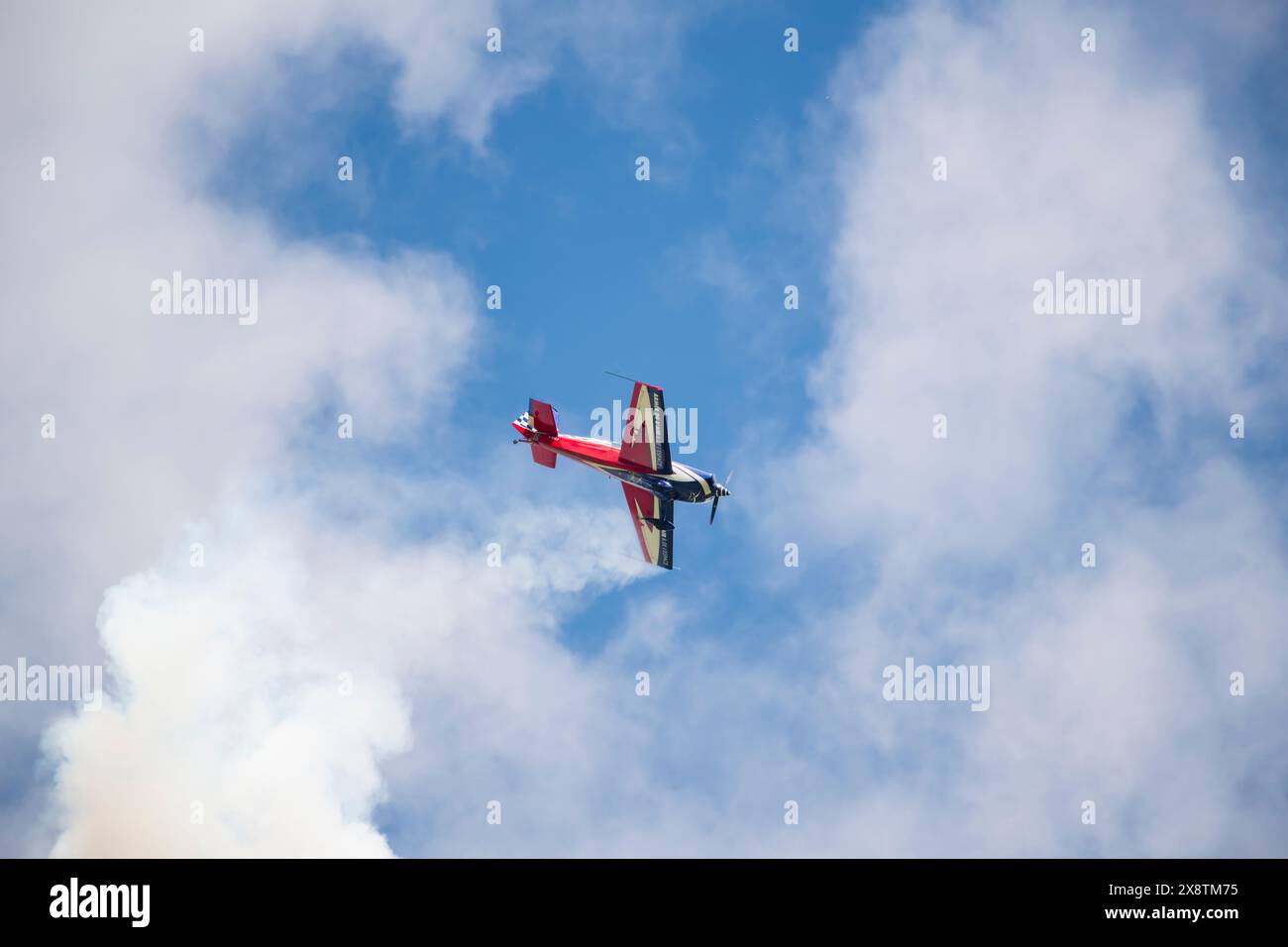 Salon aéronautique GAP Tallard, France, 26 mai 2024. Avion de l'armée de l'air et de l'espace français faisant de la voltige dans le ciel Banque D'Images