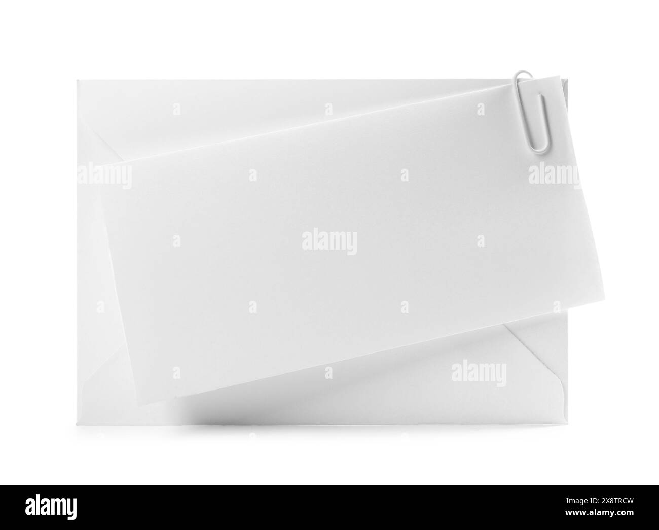 Carte vierge et enveloppe de lettre sur fond blanc Banque D'Images