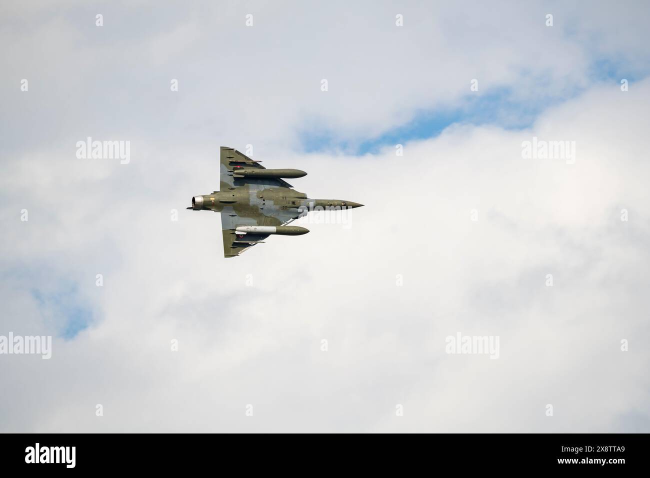 Salon aéronautique GAP Tallard, France, 26 mai 2024. Armée de l'air française avec Mirage 2000 faisant de la voltige dans le ciel Banque D'Images