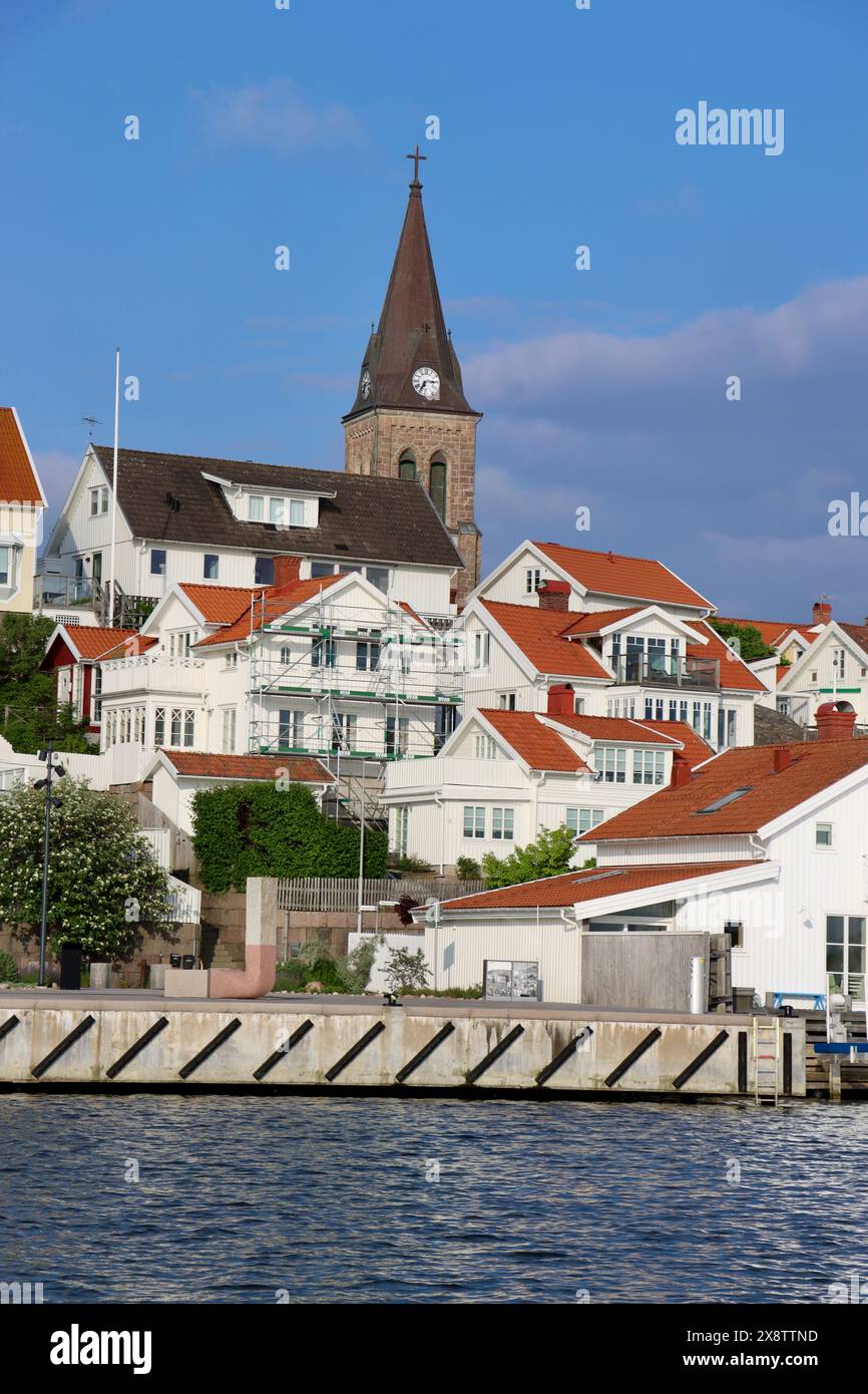 Destination estivale suédoise Fjällbacka village et port sur la côte ouest de la Suède par la mer du Nord en juin 2023 Banque D'Images