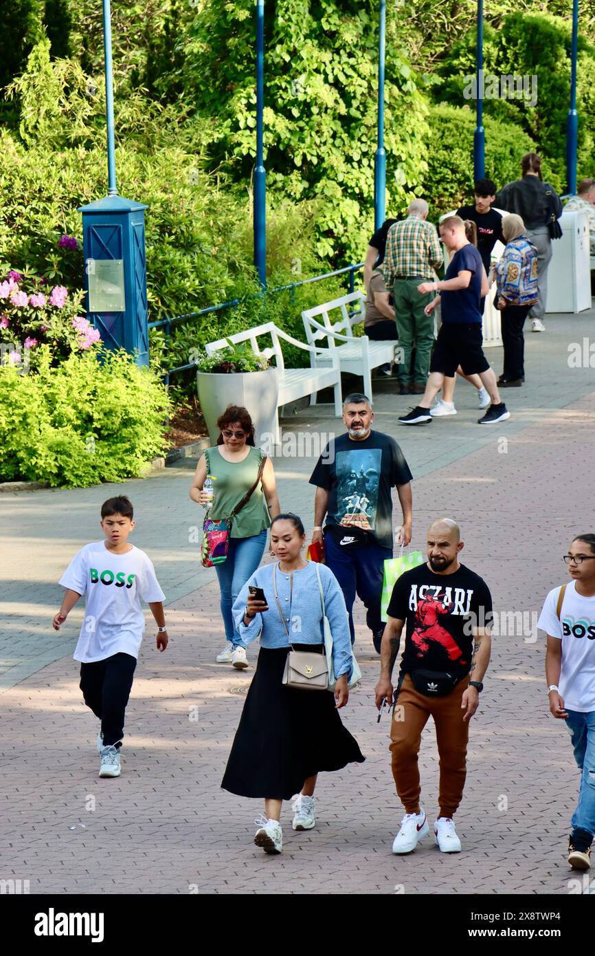 Visiteurs du parc d'attractions Liseberg en mai 2024 Banque D'Images