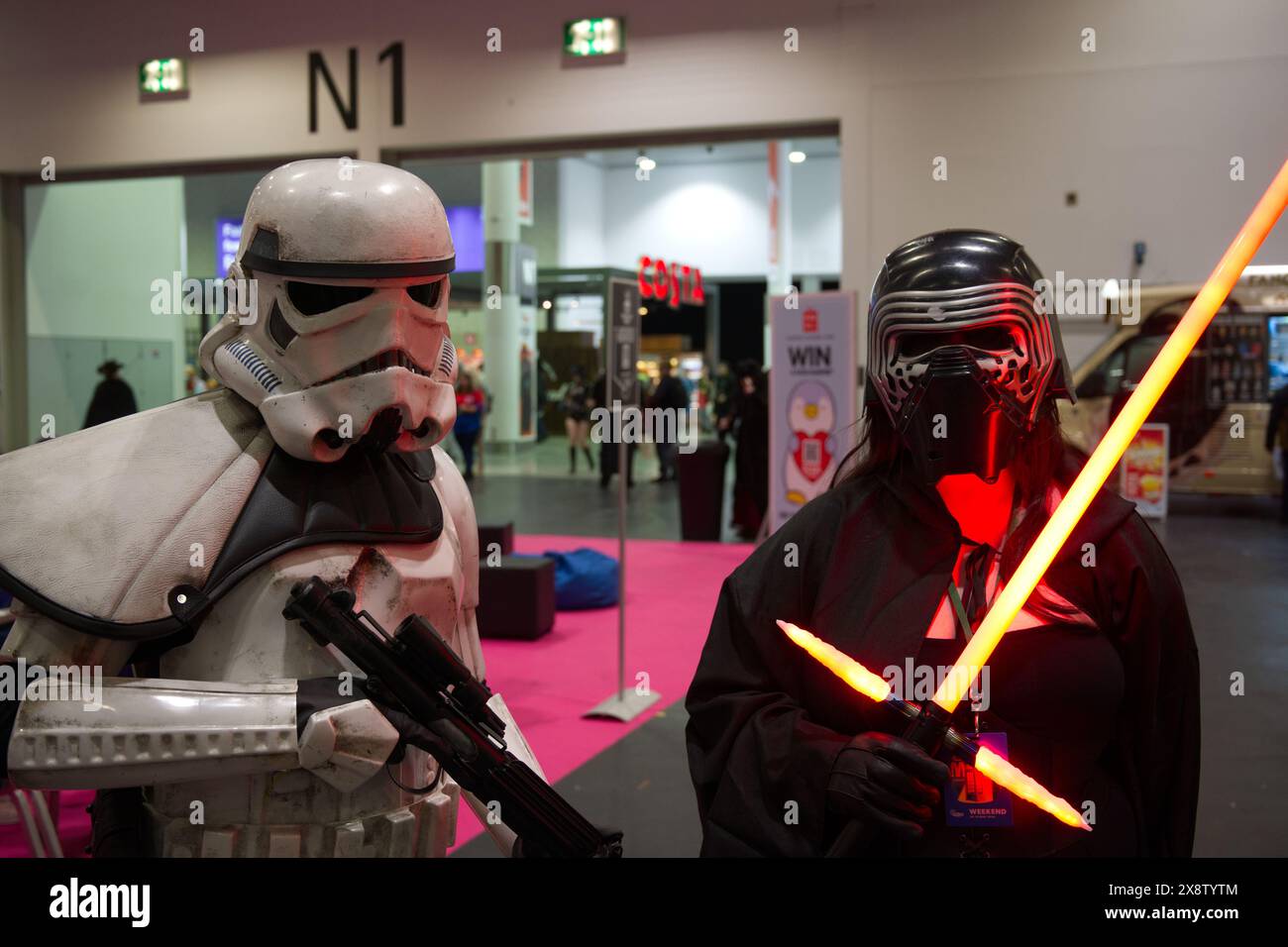 Stormtrooper et Kylo Ren cosplay au Comic Con London Banque D'Images