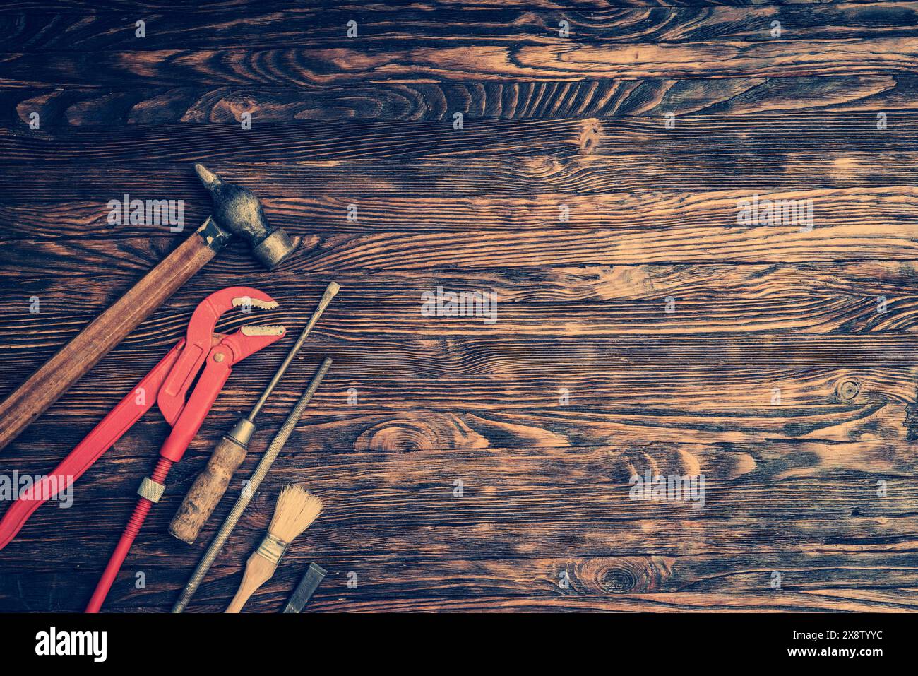 instruments pour la réparation sur fond de bois avec espace texte Banque D'Images