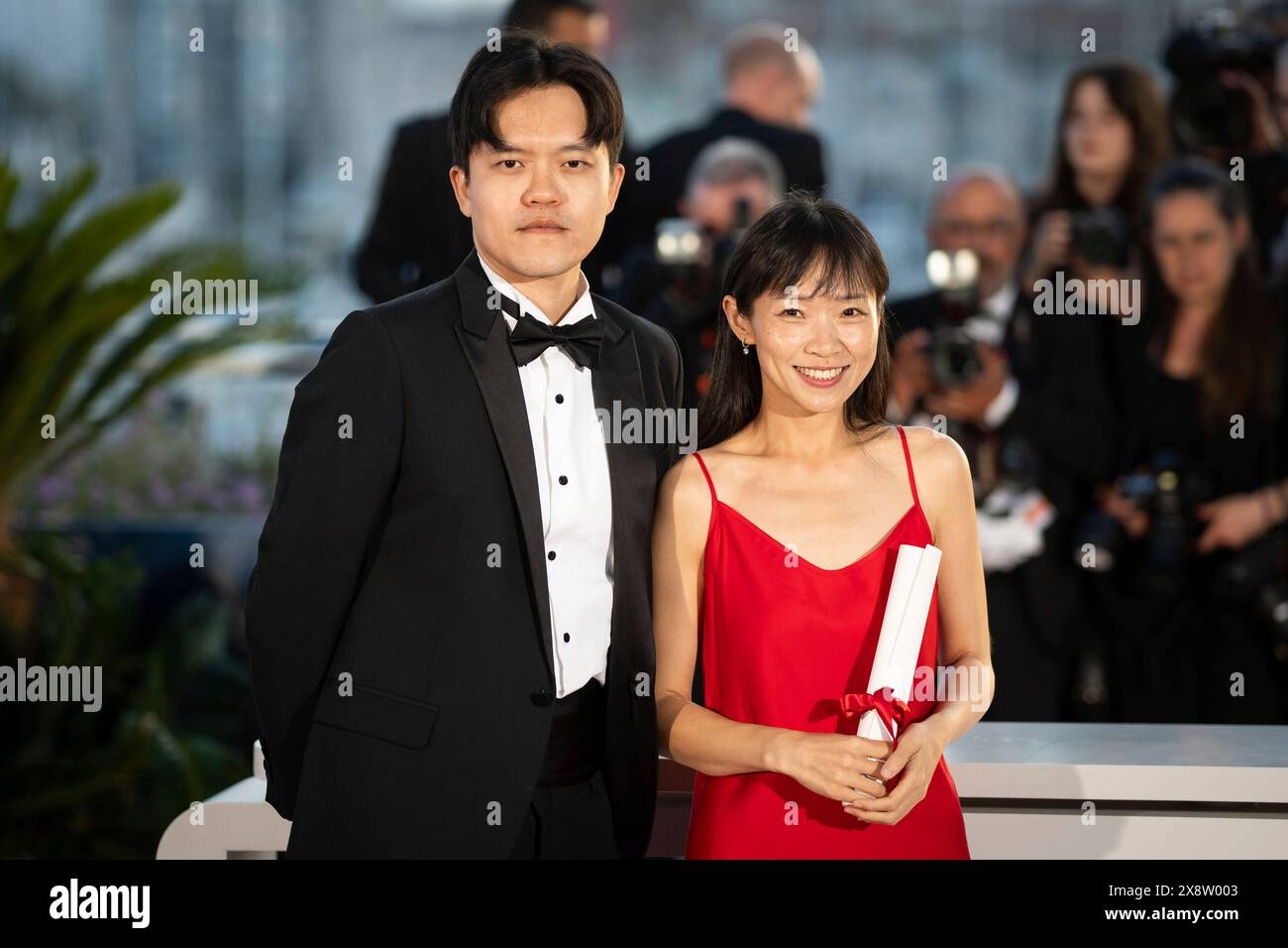 Chiang Wei Liang, left, and You Qiao Yin, winners of the special mention award for 'Mongrel,' pose for photographers during the photo call following the awards ceremony at the 77th international film festival, Cannes, southern France, Saturday, May 25, 2024. (Photo by Scott A Garfitt/Invision/AP) Banque D'Images
