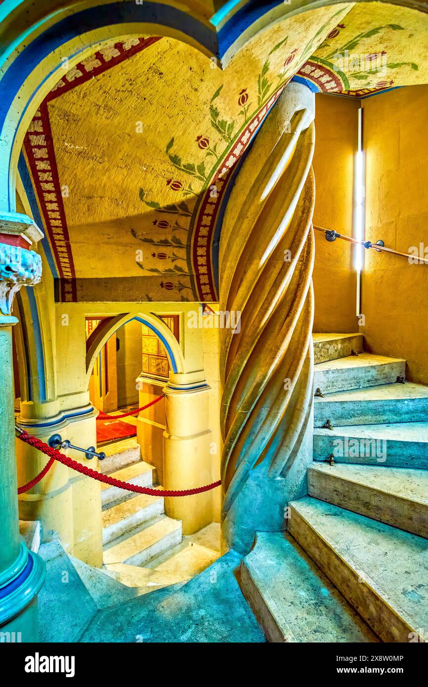 BUDAPEST, HONGRIE - 28 FÉVRIER 2022 : escalier gothique de l'église Matthias, le 21 février à Budapest, Hongrie Banque D'Images