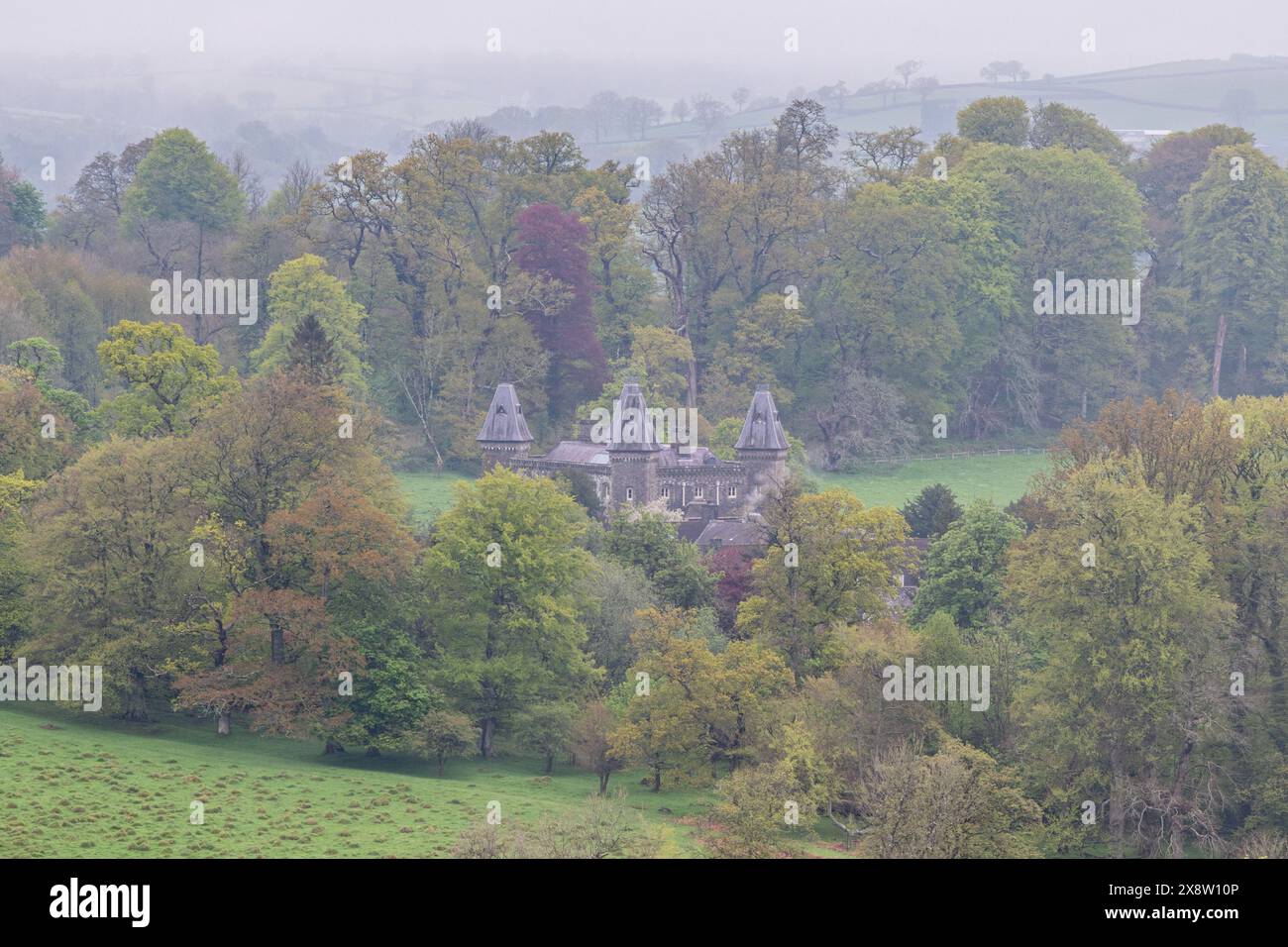 Vue de Newton House depuis Castell Dinefwr Castle dans les Brecon Beacons au pays de Galles, Royaume-Uni Banque D'Images