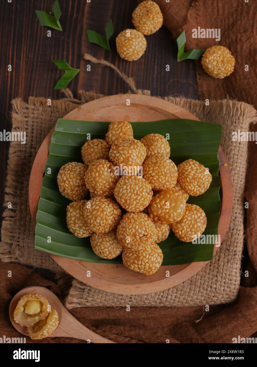 Onde-onde, collations commerciales indonésiennes à base de farine de riz gluante fourrée de haricots mungo sucrés et recouverte de graines de sésame, onde onde Banque D'Images