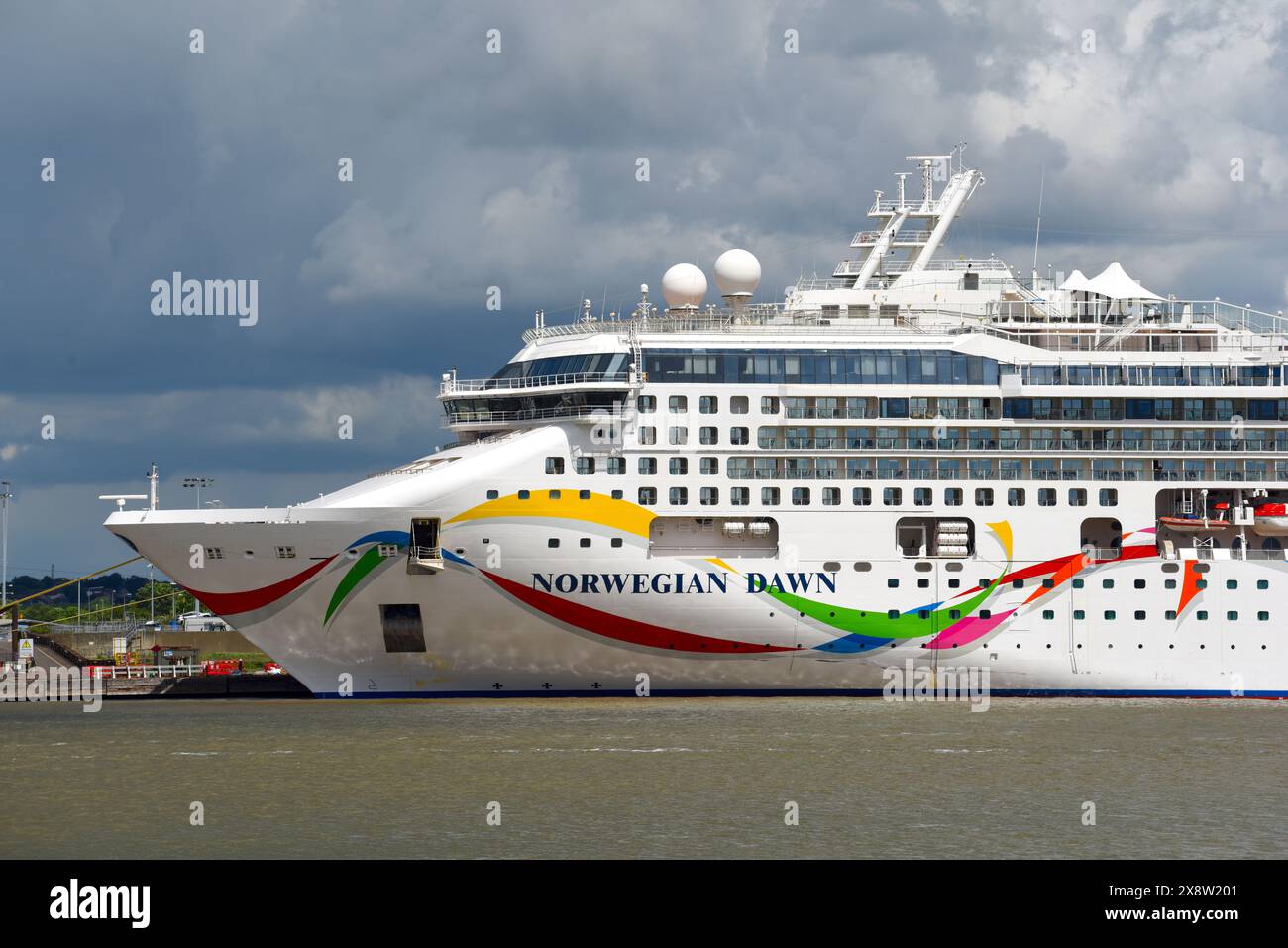 Une première visite au terminal de croisière international de Londres pour le navire de croisière Norwegian Dawn de NCL. Le navire de croisière de 450 millions de dollars est de 294 m de longueur et Banque D'Images