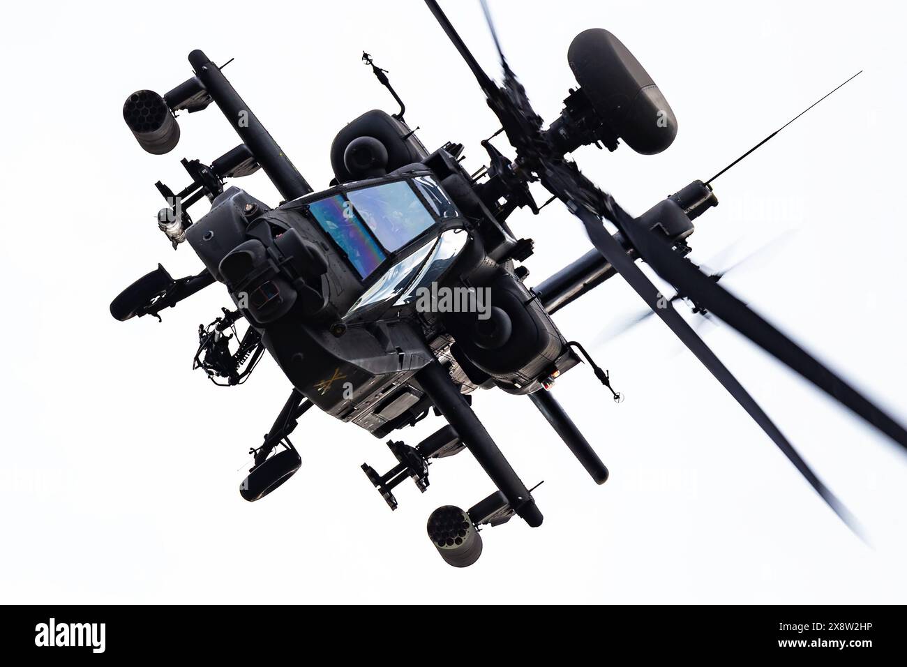 Malacky, Slovaquie - 1er septembre 2023 : vol de l'hélicoptère d'attaque Boeing AH-64 Apache Longbow de l'armée américaine. Aéronautique et giravion militaire. Banque D'Images