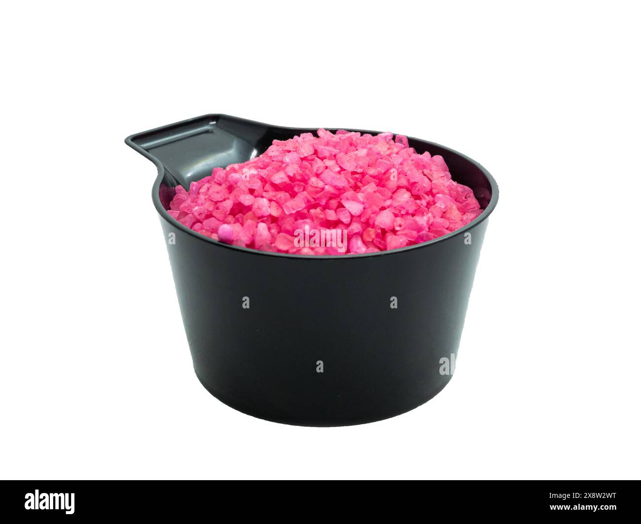 sel de bain rose dans une tasse noire isolée. concept de spa Banque D'Images