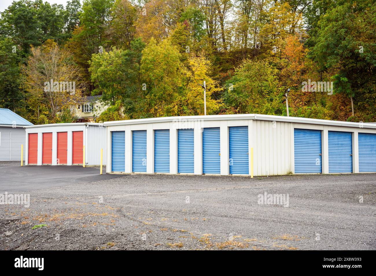 Installation de self-stockage avec une colline boisée en arrière-plan en automne Banque D'Images
