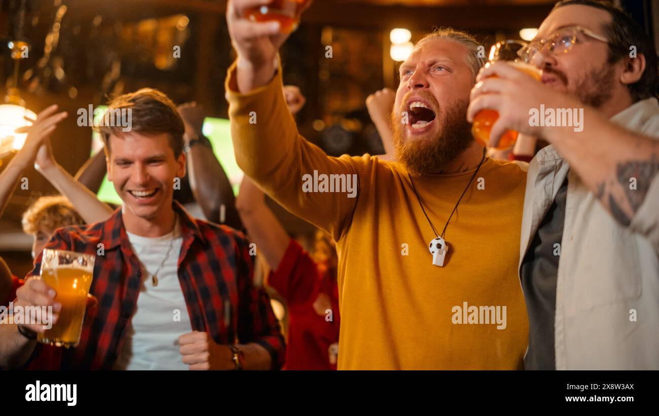 Groupe de fans de football regardant un match de football en direct dans un bar sportif. Trois amis masculins debout devant une télévision, toast des verres à bière et célébrer le but et la victoire de championnat. Banque D'Images