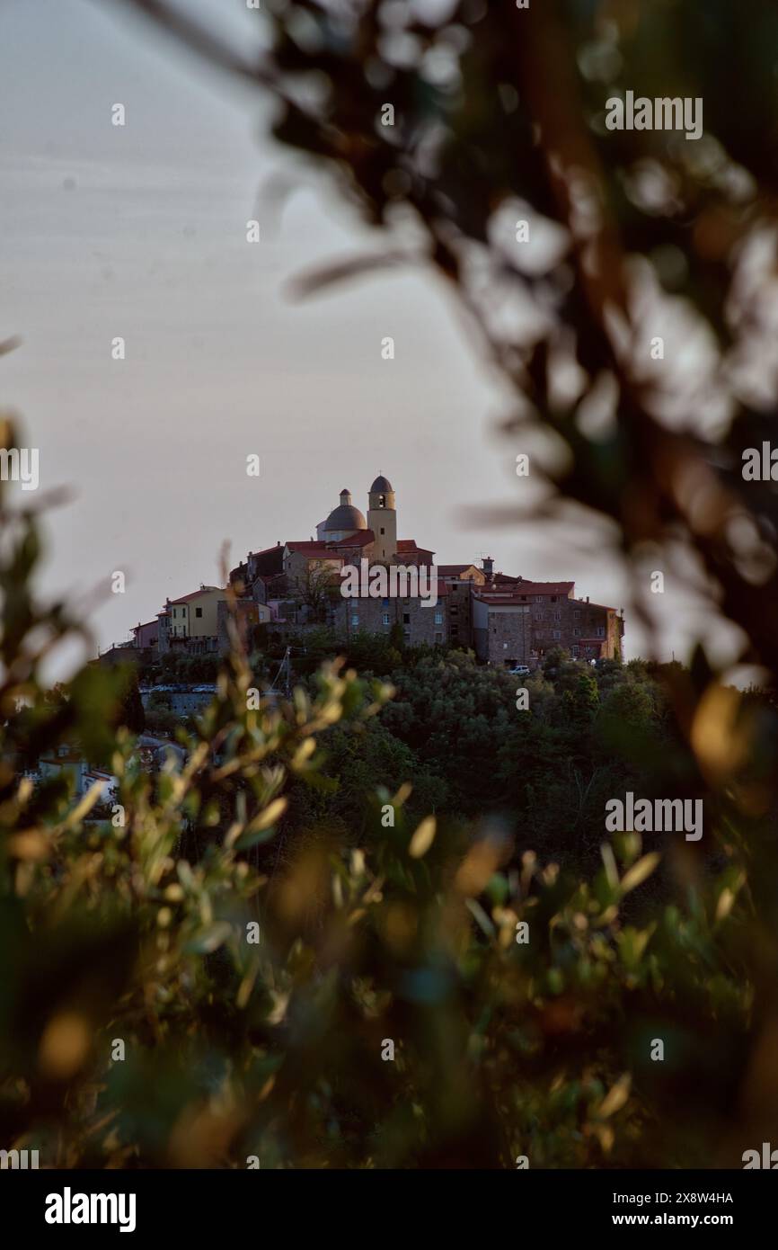 Vue pittoresque de Nicola di Ortonovo, un charmant village niché entre la Ligurie et la Toscane L'image capture le village sur une colline Banque D'Images