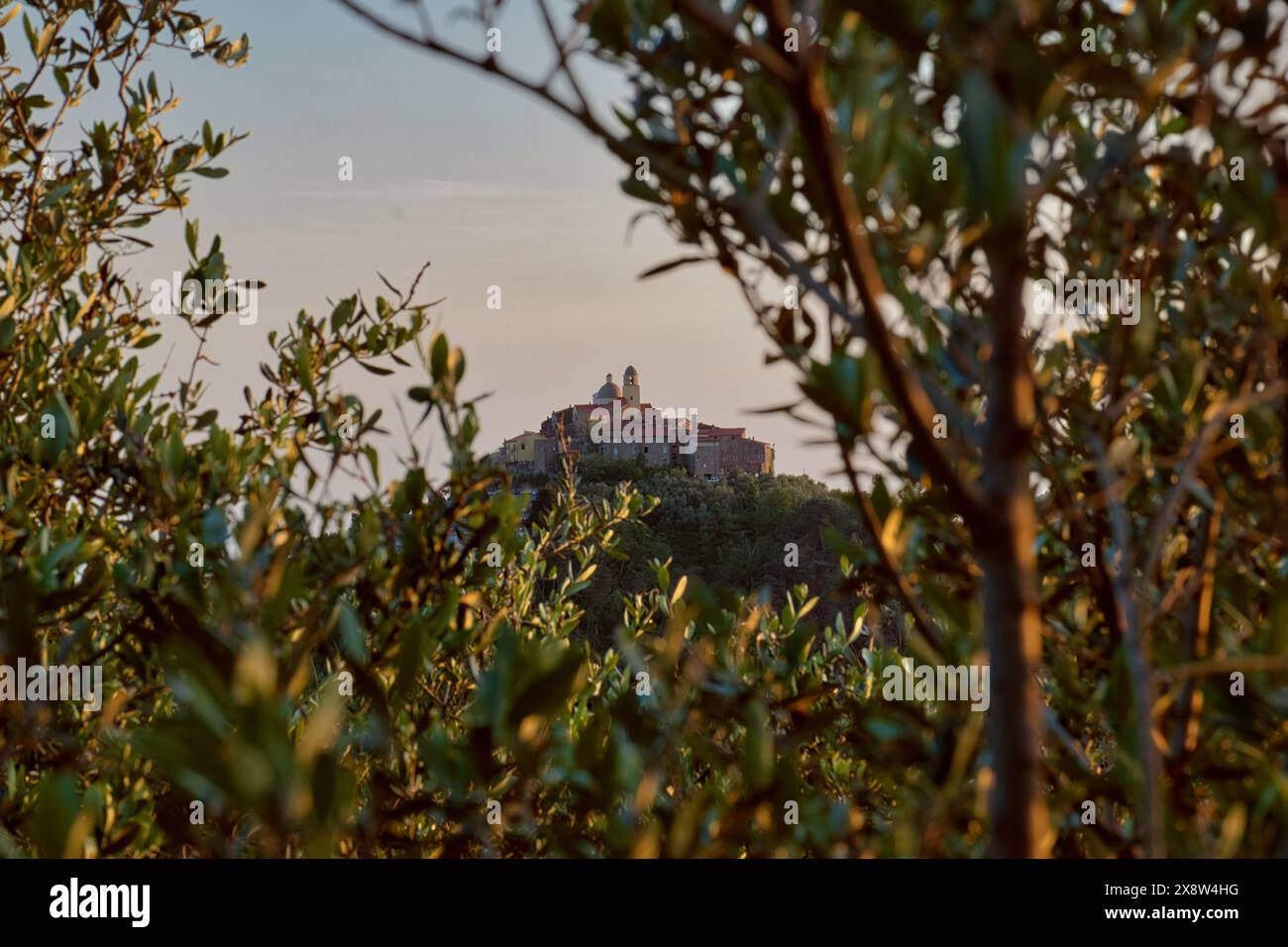 Vue pittoresque de Nicola di Ortonovo, un charmant village niché entre la Ligurie et la Toscane L'image capture le village sur une colline Banque D'Images