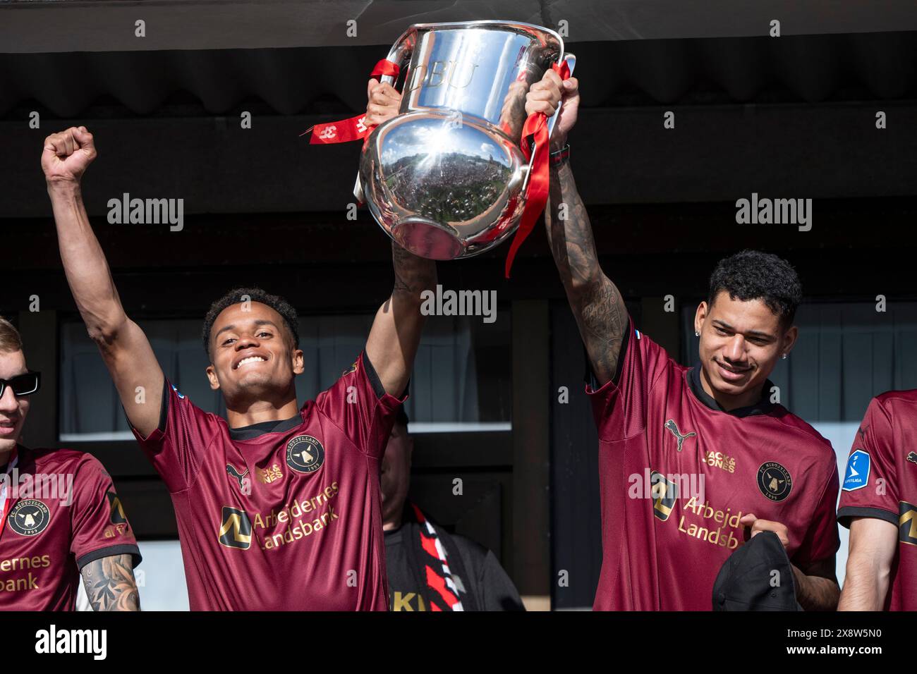 Ikast, Danemark. 27 mai 2024. Paulo Victor da Silva et Da Silva Liberato Marrony avec le trophée du championnat - les champions danois de football FC Midtjylland sont célébrés lorsque la municipalité d'Ikast-Brande invite à une fête d'or à Ikast le lundi 27 mai 2024. (Photo : Bo Amstrup/Ritzau Scanpix) crédit : Ritzau/Alamy Live News Banque D'Images