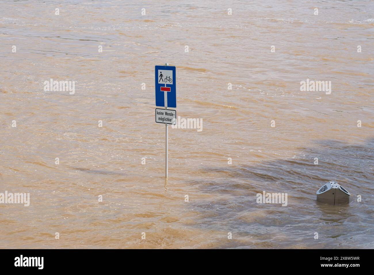 Panneau de signalisation sur la promenade inondée de Cologne avec l'inscription allemande keine Wendemöglichkeit. Translation : aucune possibilité de rotation Banque D'Images