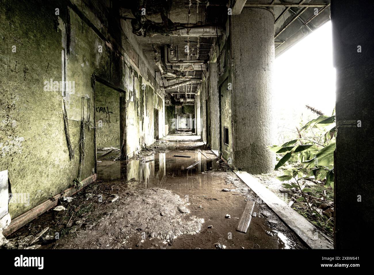 L'intérieur des ruines abandonnées de l'Hôtel Monte Palace à Vista do Rei sur l'île des Açores de Sao Miguel. Abandonné depuis les 1990s.Lost place Banque D'Images