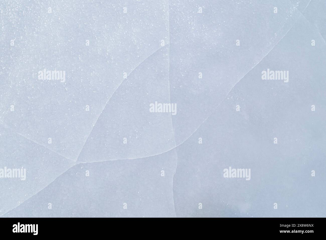 Gros plan de glace fissurée sur un lac gelé en hiver, vue d'en haut. Arrière-plan abstrait texturé plein cadre. Espace de copie, vue de dessus. Banque D'Images