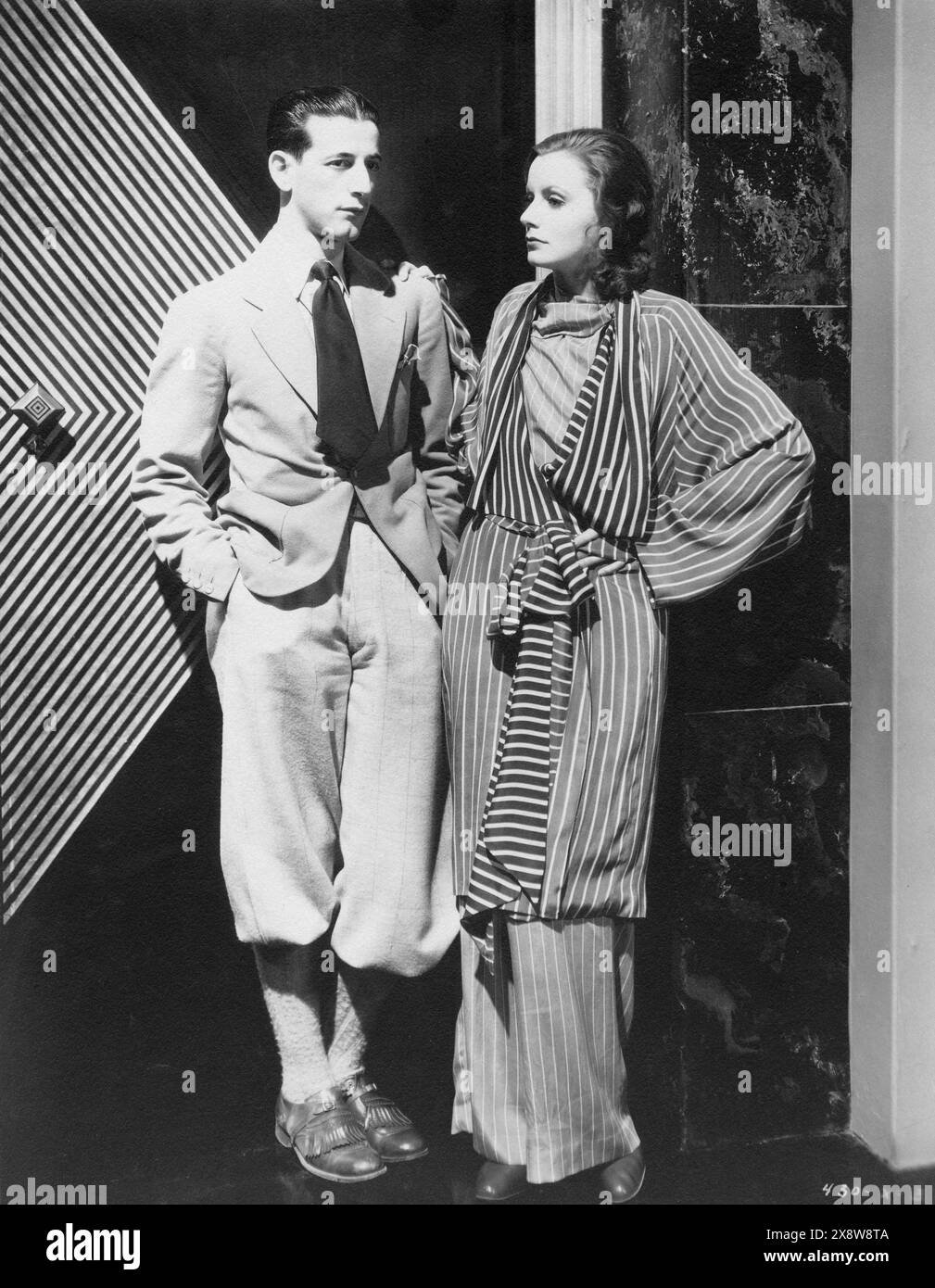 Le costumier GILBERT ADRIAN avec l'actrice suédoise GRETA GARBO photographié lors de la réalisation DU SINGLE STANDARD 1929 Director JOHN S. ROBERTSON roman ADELA ROGERS ST. JOHNS Direction artistique CEDRIC GIBBONS Metro Goldwyn Mayer Banque D'Images