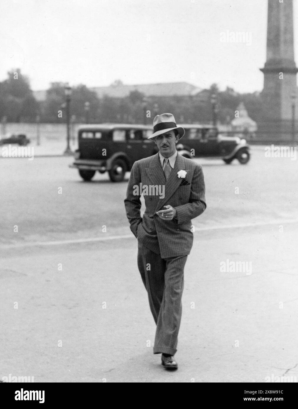 WALT DISNEY flânant sur la place de la Concorde à Paris, France en juin 1935 près de l'Hôtel Crillon Banque D'Images