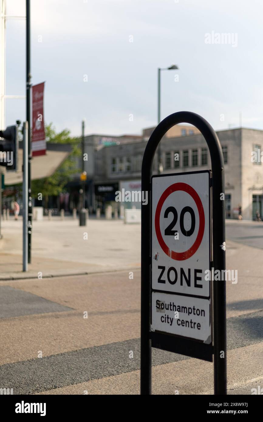 SOUTHAMPTON, Royaume-Uni - 12 MAI 2024 : panneau pour la zone 20MPH dans le centre-ville Banque D'Images