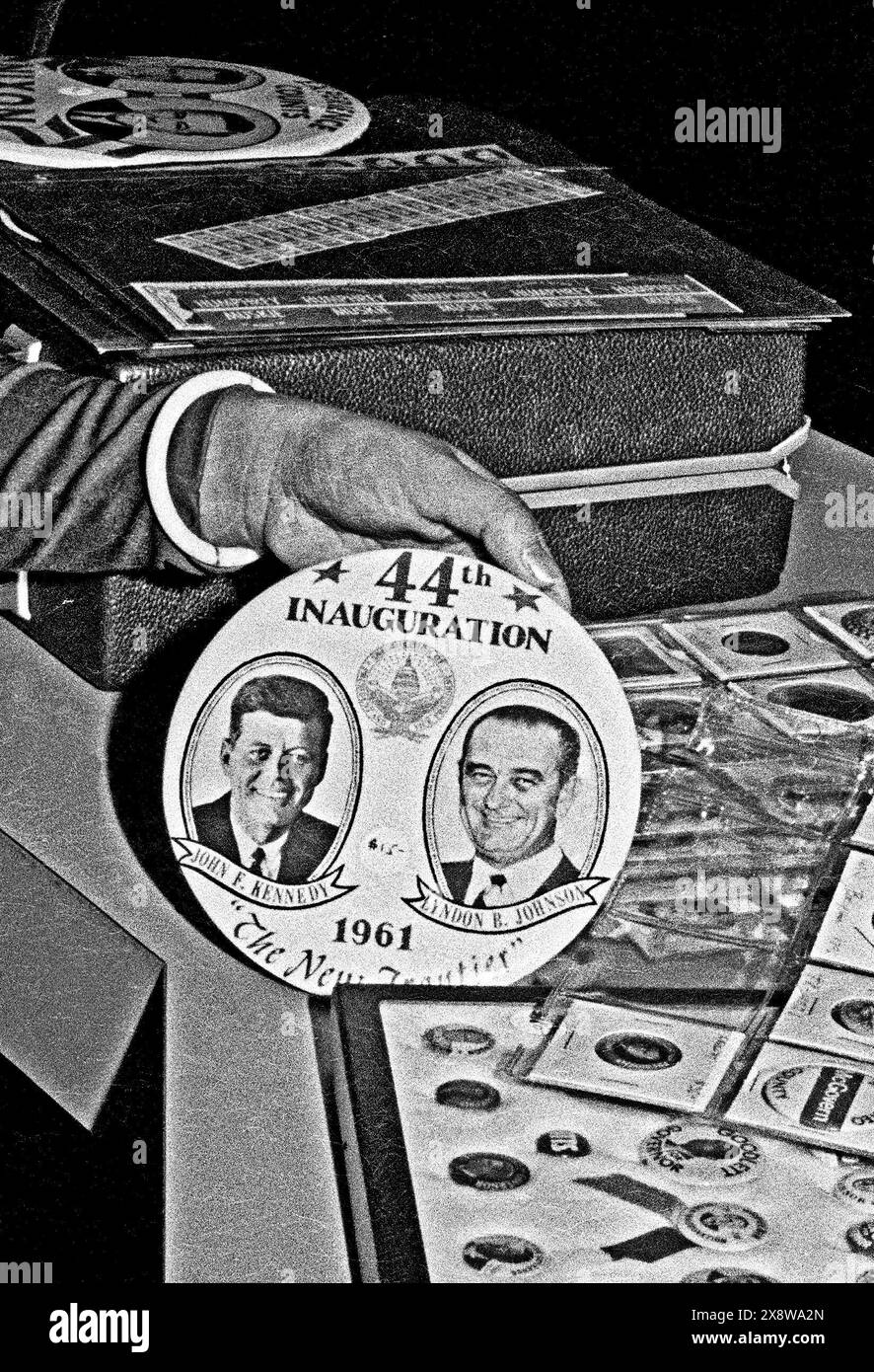 Président John F. Kennedy et Vice-président Lyndon Johnson 1961 bouton d'inauguration Banque D'Images