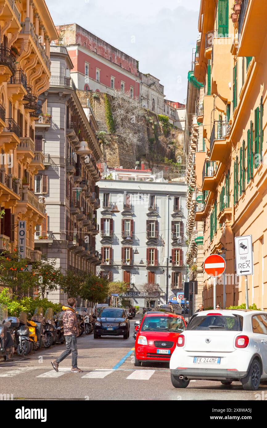 Naples, Italie - 19 mars 2018 : Archives d'État de Naples (italien : Archivio Di Stato) au sommet de la colline. Banque D'Images