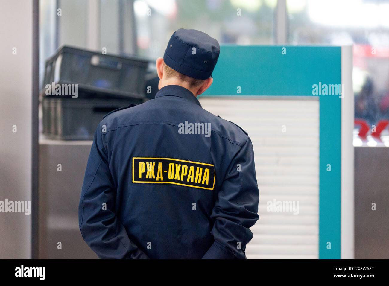 Moscou, Russie - 08 juillet 2018 : officier de la sécurité RZD (russe : РЖД-Охрана) scannant les bagages des passagers du terminal ferroviaire de Kazansky. Banque D'Images