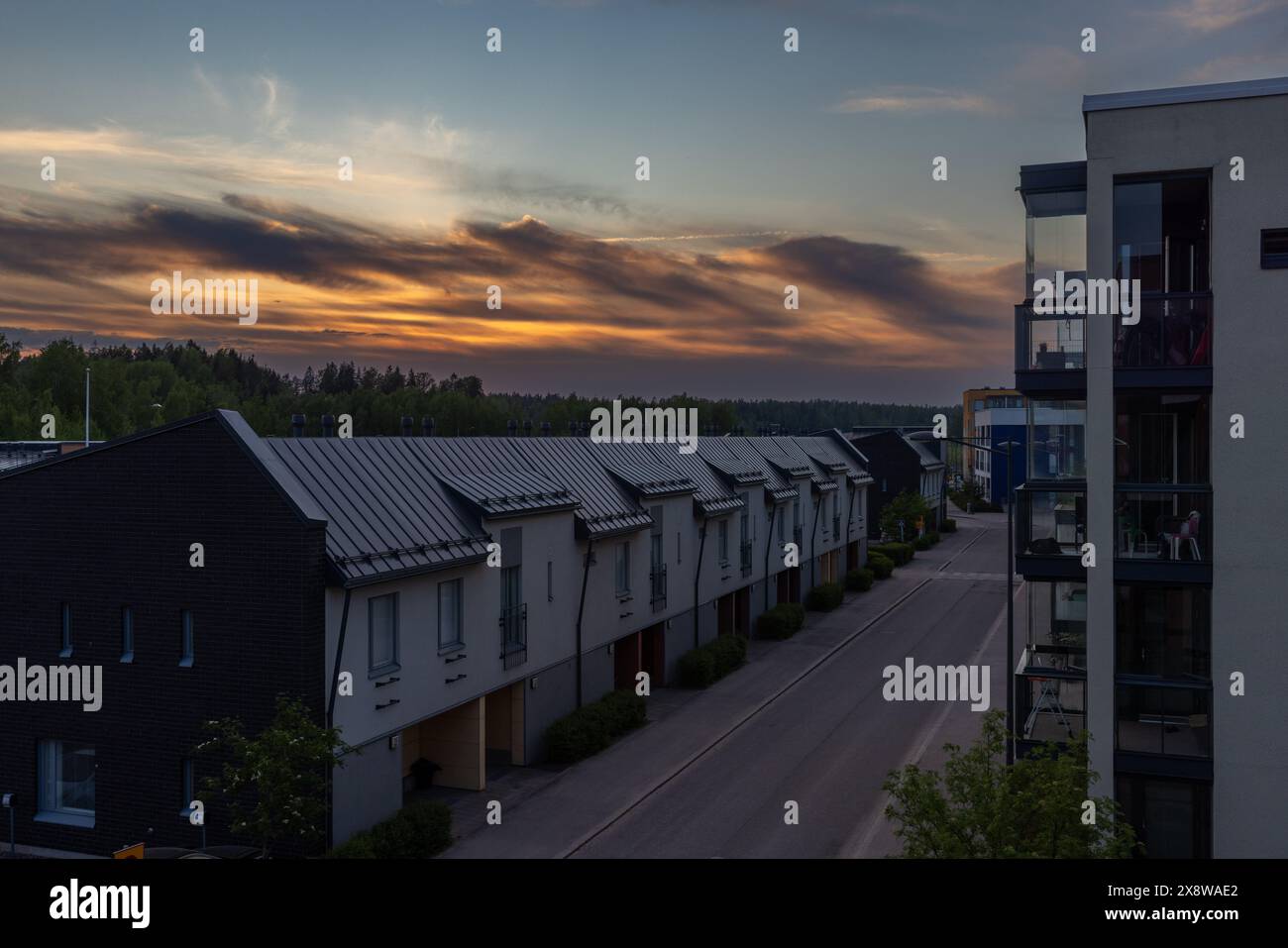 Coucher de soleil spectaculaire dans la ville finlandaise du sud d'Espoo Banque D'Images