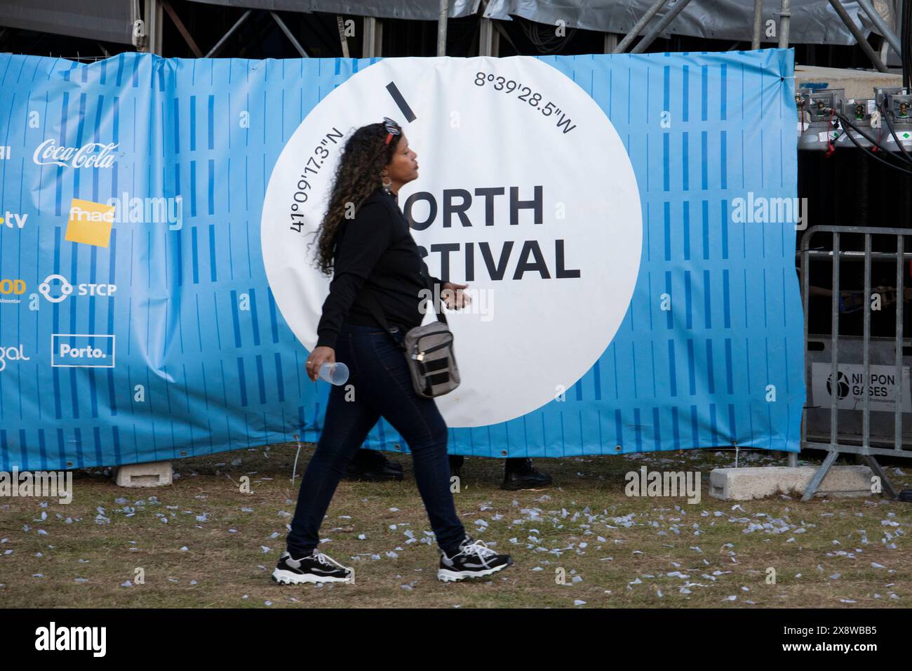 Porto, Portugal. 26 mai 2024. Les gens regardent les concerts du North Music Festival dans le parc du musée Serralves à Porto, Portugal, le 26 mai 2024. (Photo de Rita Franca/NurPhoto) crédit : NurPhoto SRL/Alamy Live News Banque D'Images