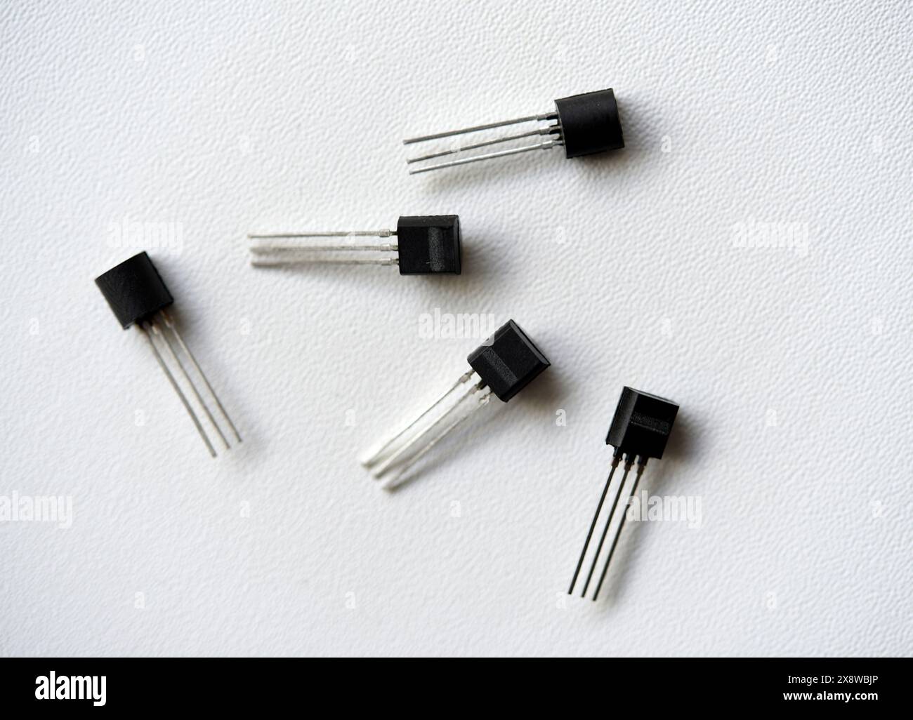 Transistors sur fond blanc. Composants de la radio. Banque D'Images