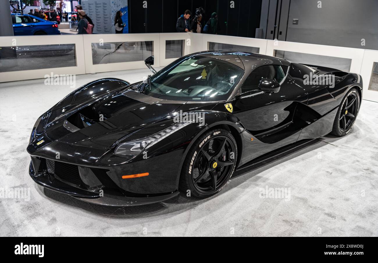 New York City, USA - 27 mars 2024 : voiture de sport Ferrari LaFerrari Aperta 2015 au salon international de l'auto de New York, vue d'angle Banque D'Images